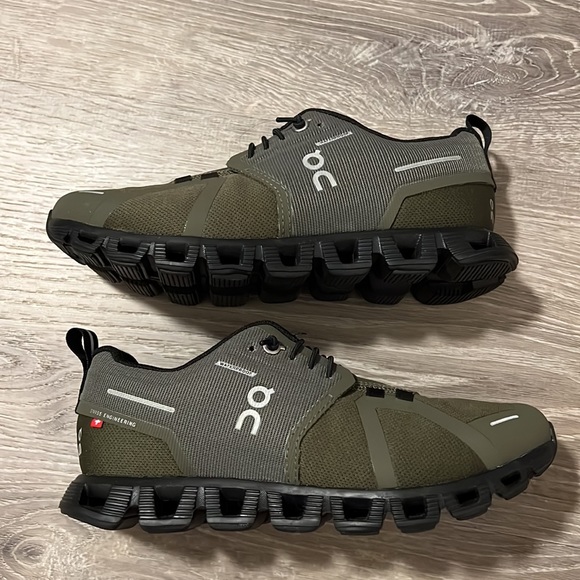 Waterproof On Cloud Shoes - Picture 2 of 3